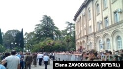 აფხაზეთის დე ფაქტო პარლამენტს გაძლიერებულად იცავდნენ ოპოზიციის აქციების დროს 2019 წლის მაისშიც