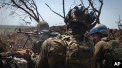 Ukrajinski vojnici pucaju prema ruskim položajima iz rova na prvoj liniji u regiji Zaporožja, gdje su kijevske snage ostvarile minimalne uspjehe i naišle na zastrašujuće ruske odbrambene položaje, juni 2023. 