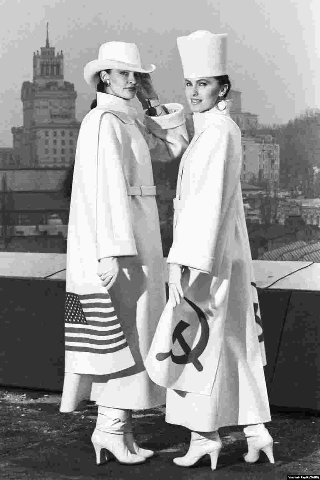 Моделі «Дружба» в Канзас-Сіті в політизованих костюмах перед зустріччю радянських і американських лідерів Михайла Горбачова і Рональда Рейгана в 1988 році