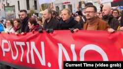 Російські опозиціонери на марші проти президента Росії Володимира Путіна та вторгнення Росії в Україну. У першому ряду, зліва направо: Володимир Кара-Мурза, Юлія Навальна, Ілля Яшин. Берлін, листопад 2024 року