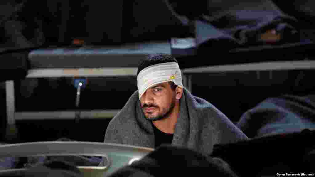 Strani zatvorenik s zavojem oko glave, za kojeg se sumnja da se borio na strani "Islamske države", sjedi u zatvorskoj bolnici u gradu Hasaka, Sirija, 7. siječnja 2020.