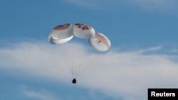 ხომალდი წყალზე ოთხი პარაშუტის დახმარებით დაეშვა.