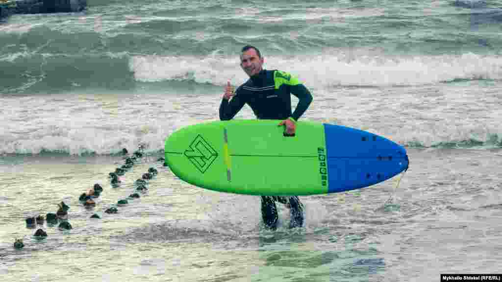 На сусідньому пляжі тренувалися любителі або «аматори» – серед них були і такі, яким вдавалося осідлати хвилю