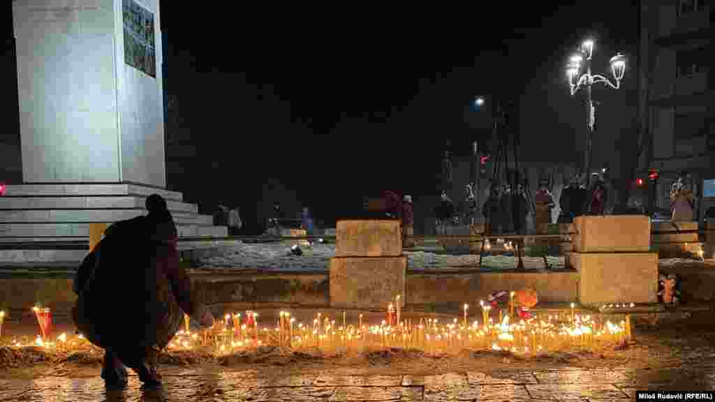 Građani Cetinja i Podgorice pale svijeće 2. januara, odajući počast žrtvama stradalima na Cetinju 1. januara kada je ubijeno 12 osoba, od kojih dvoje djece. Ranjene su četiri osobe. Počinilac ubistva je pucao sebi u glavu, nakon čega je preminuo na putu prema bolnici.