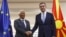 Predsjednik Evropskog savjeta Antonio Košta (lijevo) i makedonski premijer Hristijan Mickoski u Skoplju, 15. maja 2025.