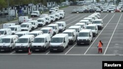 Dostavna vozila ispred Amazonovog logističkog centra