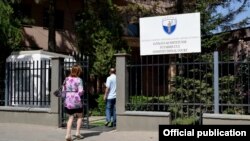 Ustavni sud Kosova čini devet sudija i, na osnovu Ustava i Zakona o Ustavnom sudu, to treba da budu istaknuti pravnici najvišeg moralnog karaktera, sa najmanje 10 godina profesionalnog radnog iskustva i odlične profesionalne reputacije.