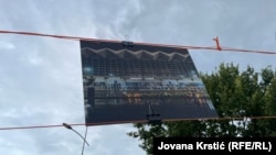 Jedna od fotografija na izložbi tokom protestne ulične blokade u Novom Sadu, 10. jul 2025.