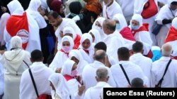 Vjernici nose maske dok obavljaju umru u Meki, 27. februar