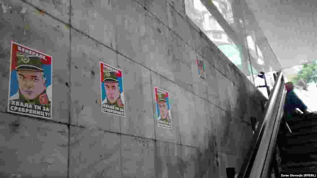 Постеры в подземном переходе Белграда. Начальник Генерального штаба армии боснийской Республики сербской, руководивший бойней в Сребренице. На постере написано: "Спасибо за Сребреницу!"