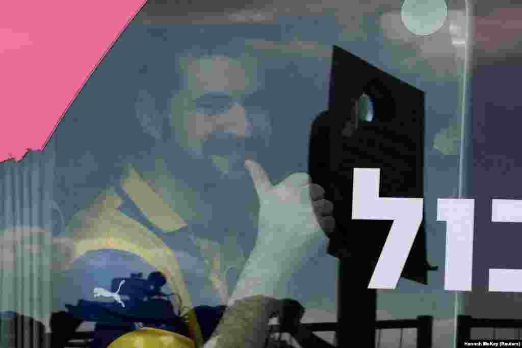 Ziv Berman, oslobođen talac koji je držan u Gazi od smrtonosnog napada Hamasa 7. oktobra 2023. godine dok sedi u vozilu u medicinskom centru Šeba, usred primirja između Izraela i Hamasa u Gazi, u Ramat Ganu.