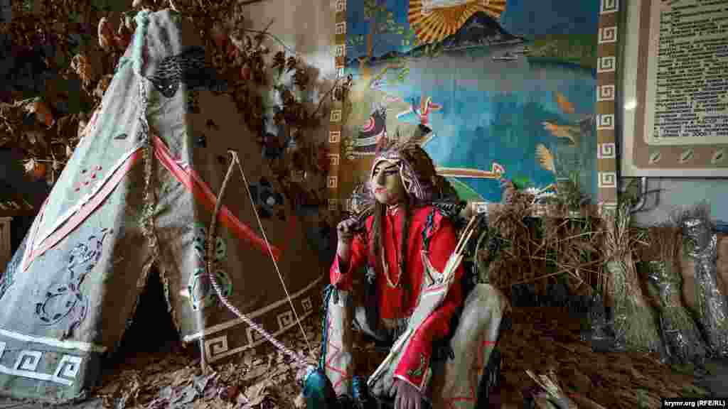 «Индеец» у вигвама – главная декорация музея табака в селе Табачное