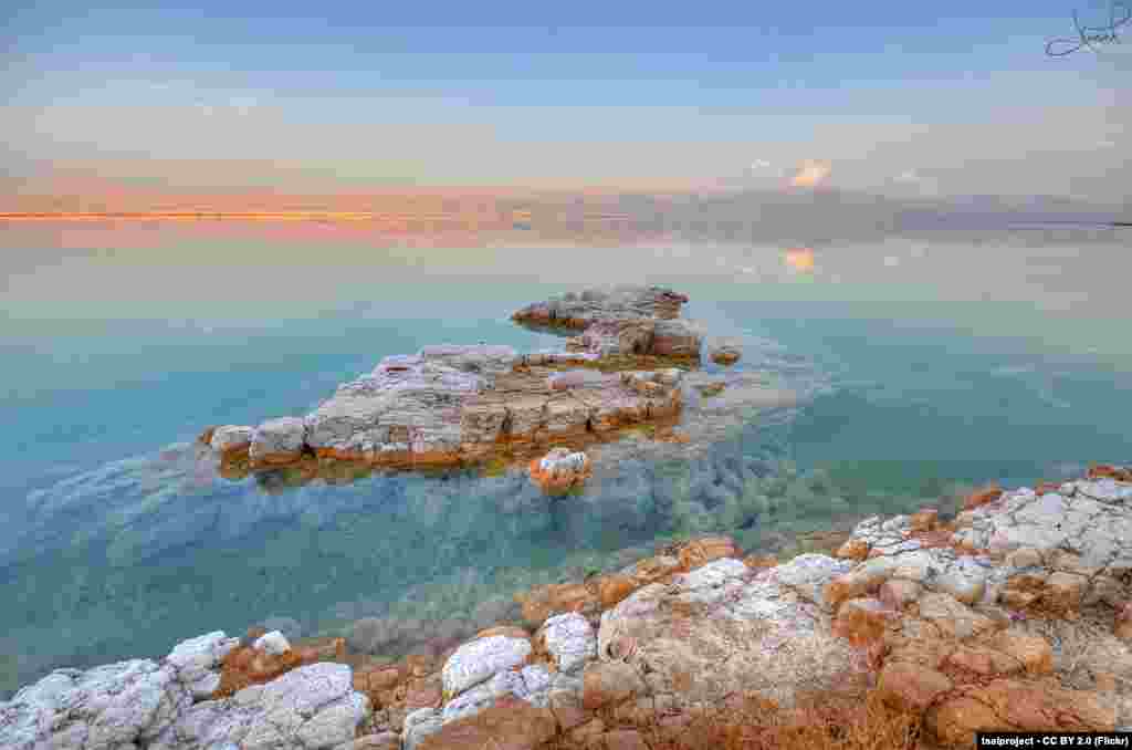 "Мертвое море может умереть" – под такими заголовками журналисты рассказывают о проблемах этого уникального озера с очень соленой водой. Мертвое море расположено на уровне 430 метров ниже уровня моря, и каждый год его уровень падает еще примерно на метр. За последние 40 лет площадь озера сократилась на треть. Основные причины, утверждает ученый Гидон Бромберг, – добыча минералов израильскими и иорданскими компаниями в южной части озера, а также проблемы с притоком из реки Иордан; объем воды сократился более чем в 50 раз. Бромберг cчитает, что уникальное озеро не высохнет полностью, но может обмелеть до отметки в 700 метров ниже уровня моря