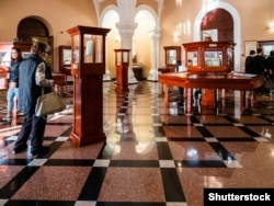 მნახველები მატენადარანში უძველეს ხელნაწერებს ათვალიერებენ