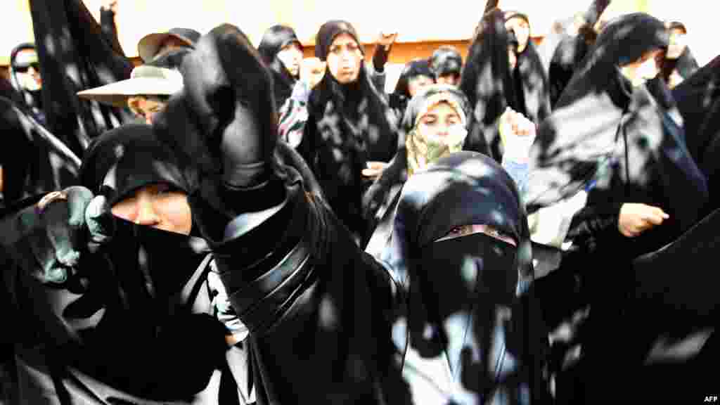 Iran - Protesti iranskih žena ispred francuskog veleposlanstva u Teheranu zbog objavljivanja karikature golog proroka Muhameda, 20. septembar 2012. Foto: AFP / Atta Kenare 