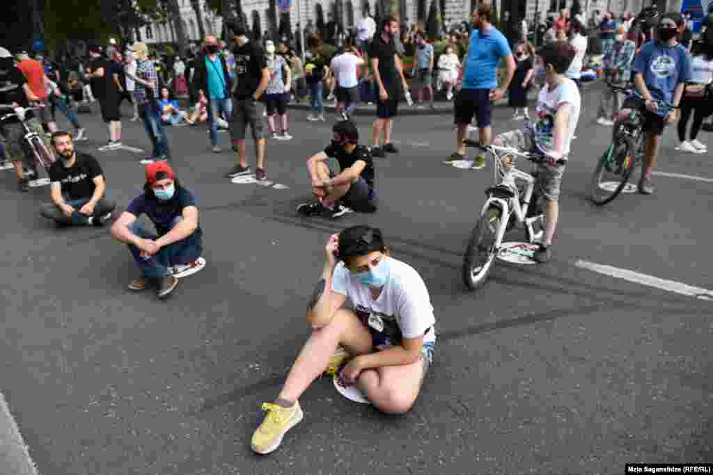 რეკომენდებული დისტანცია უსაფრთხოების მიზნით საპროტესტო აქციაზე.