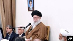 Na ovoj fotografiji koju je objavila zvanična web stranica ureda iranskog vrhovnog vođe, vrhovni vođa ajatolah Ali Khamenei govori na sastanku u Teheranu 15. aprila.