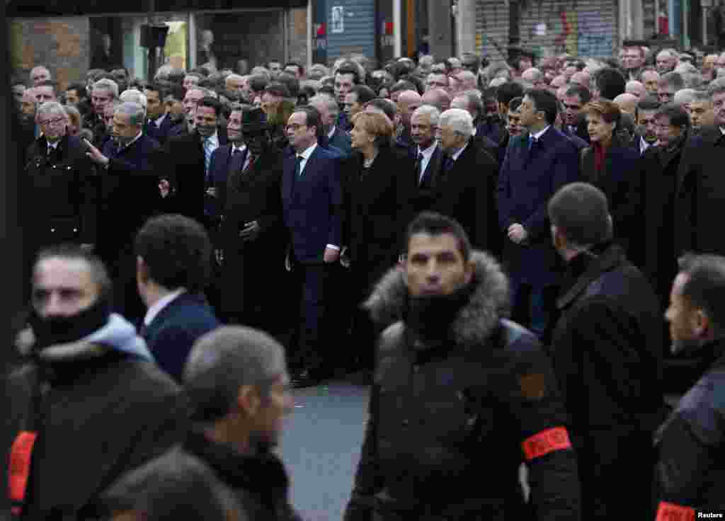 Поліцейські забезпечують охорону периметру, де президент Франції Франсуа Олланд в оточенні глав держав приймають участь у проведення Маршу солідарності