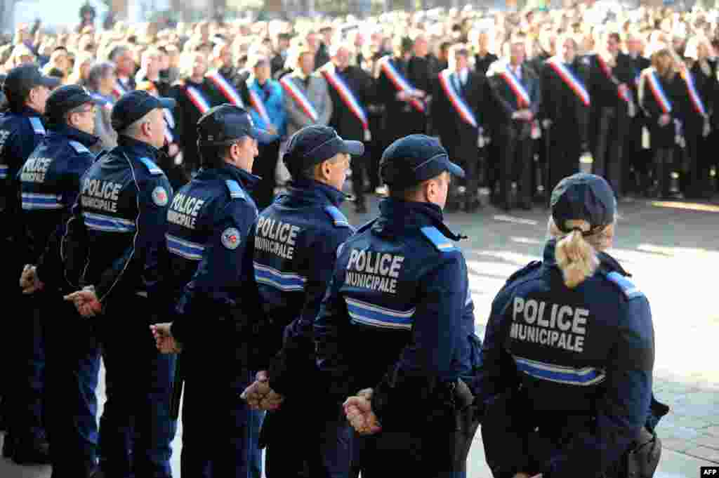 Полиция в Тулузе после нападения террористов на редакцию Charlie Hebdo