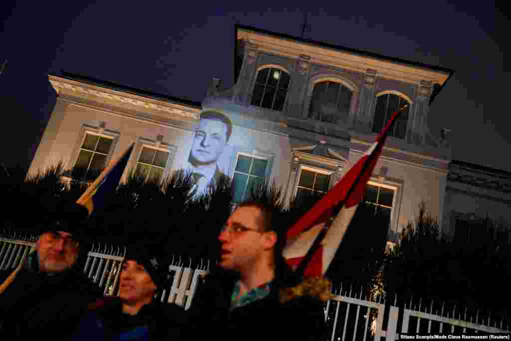 Изображение президента Украины Владимира Зеленского проецируется на здание посольства России в Копенгагене, Дания, в феврале 2023 года.
