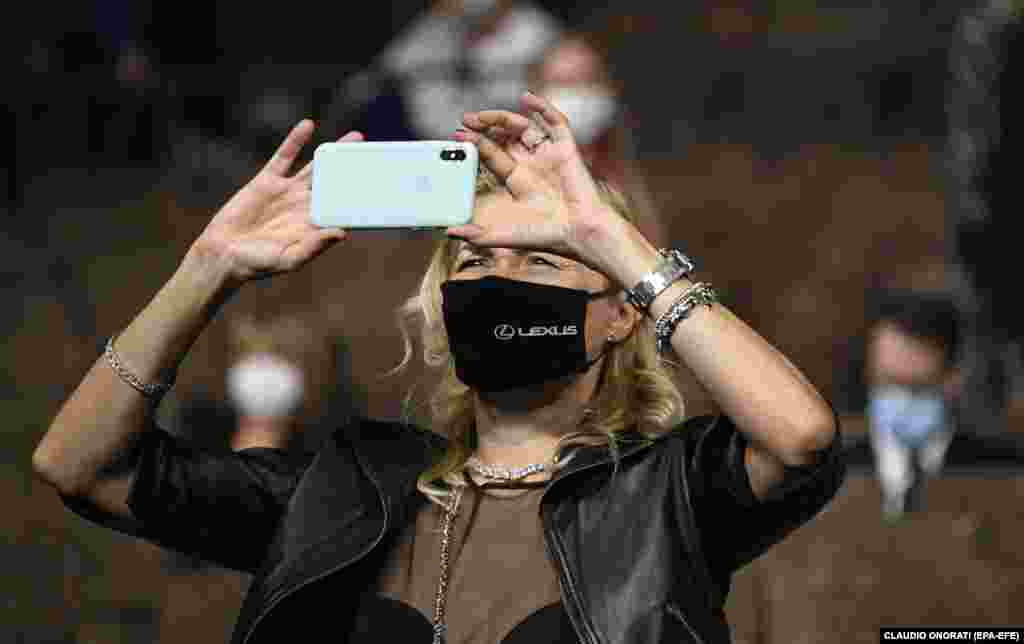 Publika nosi zaštitne maske pred projekciju filma “Lacci”, 2. septembar, 2020.