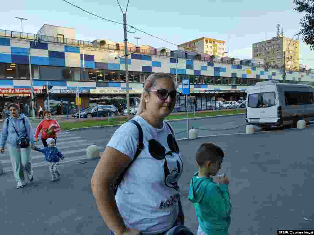 Alexandrina Chirică este o mamă de 30 de ani cu doi copii, în vârstă de 5 ani și de 1,3 ani. &bdquo;O cutie de lapte costă 50 de lei, iar un bax de pampers costă 72 de lei, ce aș putea să cumpăr dintr-o alocație?&rdquo;, întreabă ea în articolul Europa Liberă.