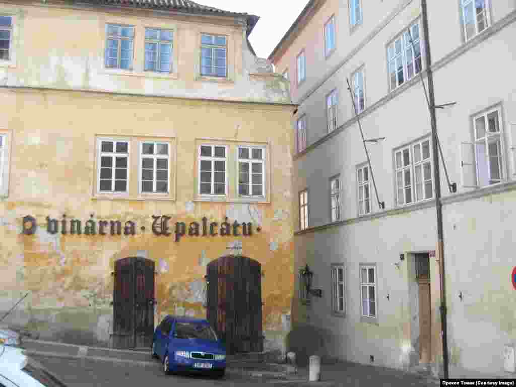 Средневековый дом, принадлежавший в XVI веке ювелиру Варфоломею Шелберту, в 1950-х и 1960-х годах использовался для слежения за посольствами Ирландии и Великобритании – Thunovská 182/9.