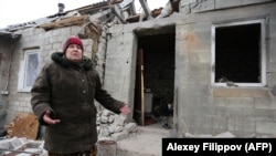Жінка біля зруйнованого обстрілом будинку в Авдіївці, 2 лютого 2017 року