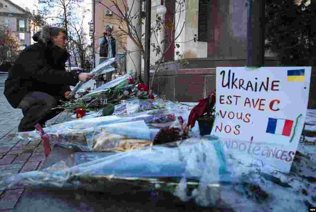 Квіти біля посольства Франції у Києві на знак пам'яті про загиблих під час нападу на редакцію французького сатиричного видання «Шарлі Ебдо», 8 січня 2014 року