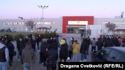 Sa protesta radnika fabrike Jura u Nišu na kome su od poslodavaca tražili adekvatnu zaštitu od zaraze na radu. 8. april 2020.
Serbia-- Workers from all three shifts of the Jura factory in Nis protest-- Nis, 8 April 2020.