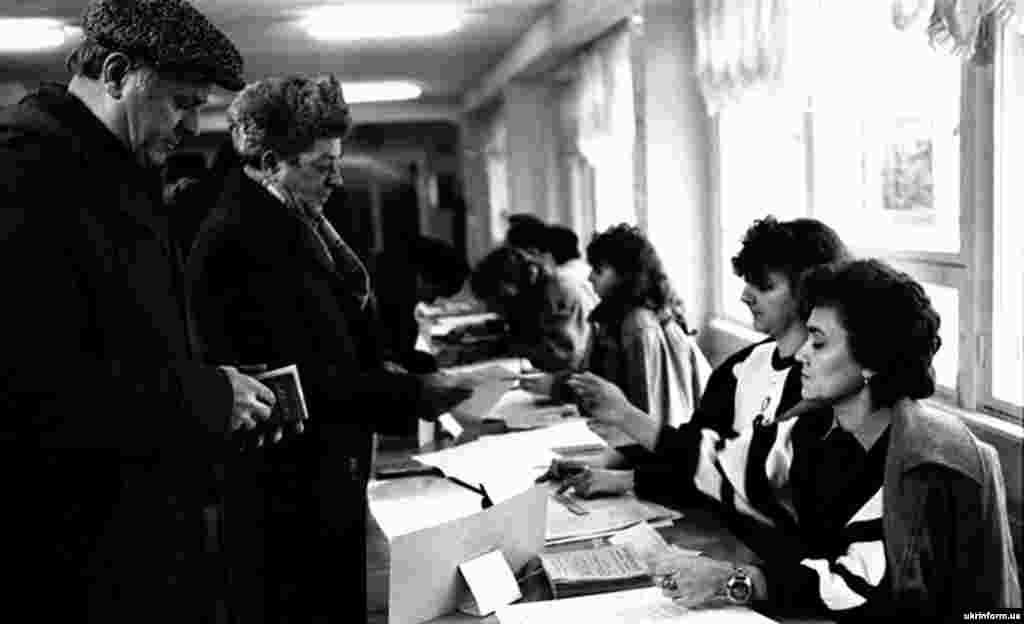 Виборці отримують бюлетені на дільниці N360 виборчого округу N16 в Одесі.&nbsp;В Одеській області незалежність України підтримали 85,38 відсотка виборців