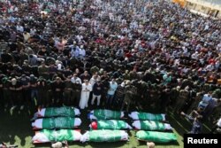 Ljudi prisustvuju sprovodu Palestinaca ubijenih tokom izraelsko-palestinskih borbi, u Khan Younisu, u južnom pojasu Gaze, 21. maja 2021.