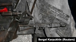 Фрагмент с изображением винтовки Шмайссера на постаменте памятника Михаилу Калашникову