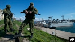 რუსეთის სამხედროები გუშაგობენ უკრაინის ორი სამხედრო გემის ფონზე. სევასტოპოლი, 5 მარტი, 2014. 