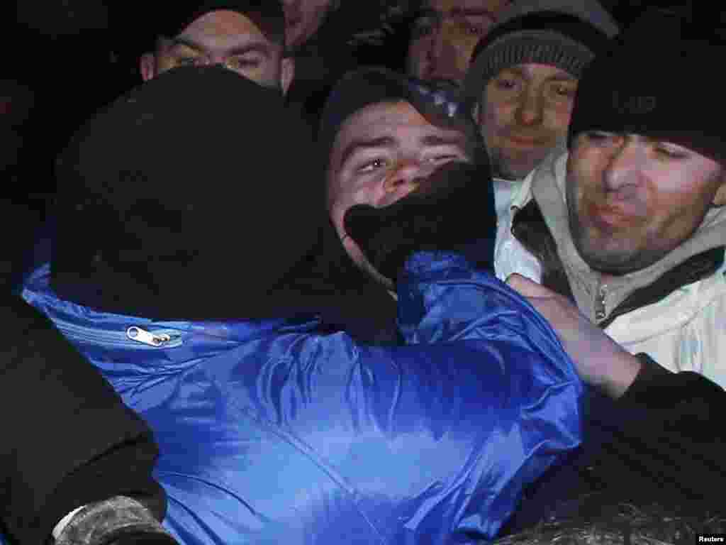 Rusija - Sukob demonstranata koji su ¨za¨ i ¨protiv¨ Kremlja, Moskva, 06.12.2011. Foto: Reuters / Anton Golubev