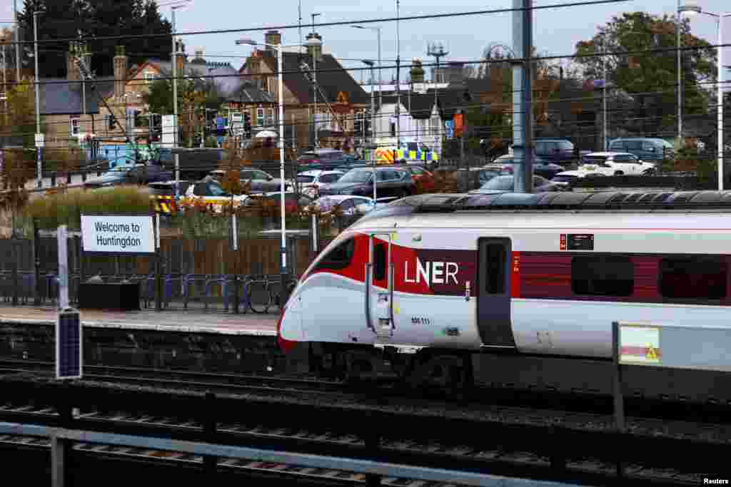 Voz Londonske sjeveroistočne željeznice (LNER) u kojem se dogodio incident uboda nožem parkiran na željezničkoj stanici u Huntingdonu, Velika Britanija, 2. novembra 2025.