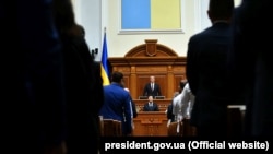 Владимир Зеленский (снизу в центре)