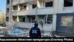 რუსეთის სარაკეტო შეტევის შედეგად დაზიანებული სახლი ხარკოვში. 2025 წლის 18 აპრილი