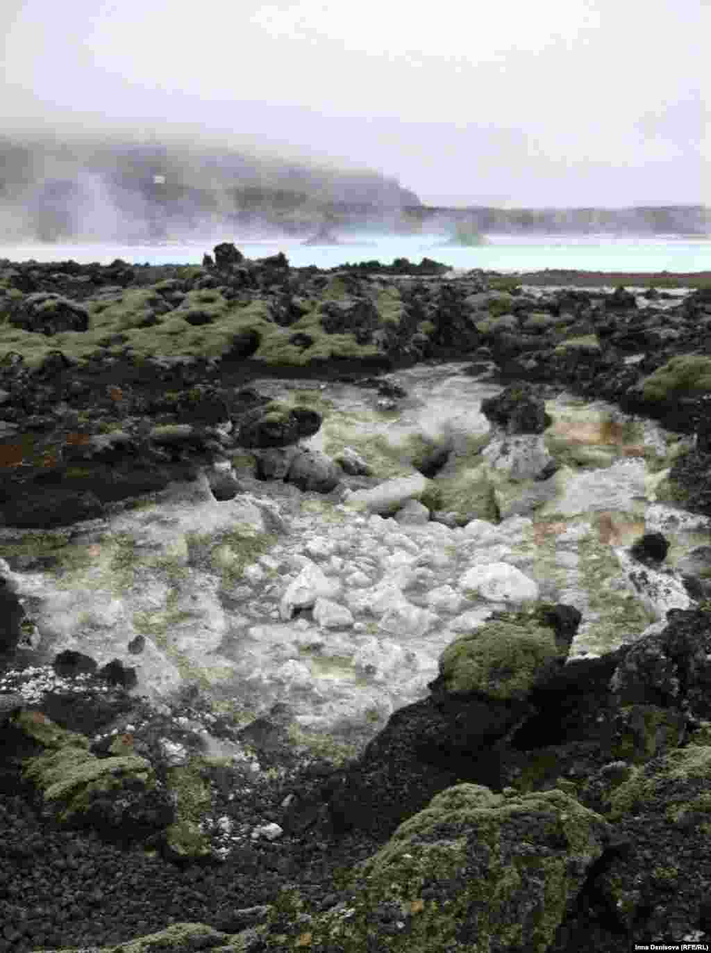 А вот что бывает, когда вулканическое стекло выходит на поверхность: так выглядит дорога из Кефлавика в Рейкъявик. 