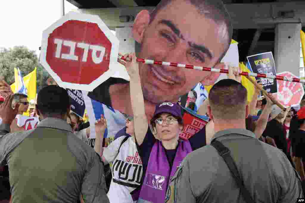 Demonstranti pozivaju na akciju kako bi se osiguralo oslobađanje talaca i prekid vatre u ratu protiv Hamasa, u Tel Avivu 26. avgusta 2025.