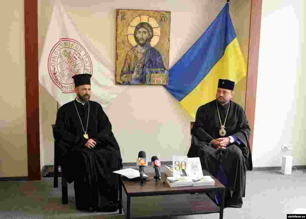 Екзарх Вселенського патріарха в Україні єпископ Команський Михаїл (Аніщенко) і митрополит Переяславський і Вишневський ПЦУ Олександр (Драбинко) (ліворуч) під час презентації книги «Варфоломій І: 30 років Патріаршого служіння в контексті України». Київ, 18 серпня 2021 року