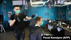 Kod frizera uz zakazivanje i sa maskom