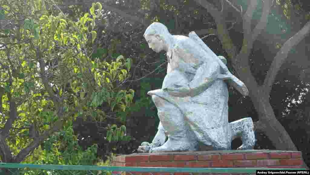 Жители Шурана давно уже ощущают себя на фоне других сёл Лаишевского района РТ бедными родственниками. Несколько лет назад их лишили почтового отделения и, соответственно, индекса. Детского сада в селе тоже нет. Практически все улучшения обходят Шуран стороной. И это на фоне того, что в Шуране сейчас живет много молодых семей.