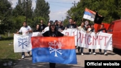 Pristalice Obraza u Lazarevu, mestu u kojem je uhapšen haški optuženik Ratko Mladić