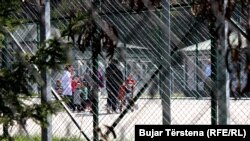 U aprilu 2019. na Kosovo je vraćeno 110 državljana Kosova, žene, deca i četiri navodna borca iz militantne grupe takozvane Islamske države (Foto: povratnici iz Sirije smešteni u kampu Vrani dol, nedaleko od Prištine, 22. april 2019.)