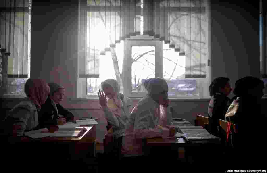Većina djevojaka u devetom razredu u selu selu Serzhen-Jurta nosi hidžab koji ranije nije bio dio čečenske tradicije, piše Markosian.