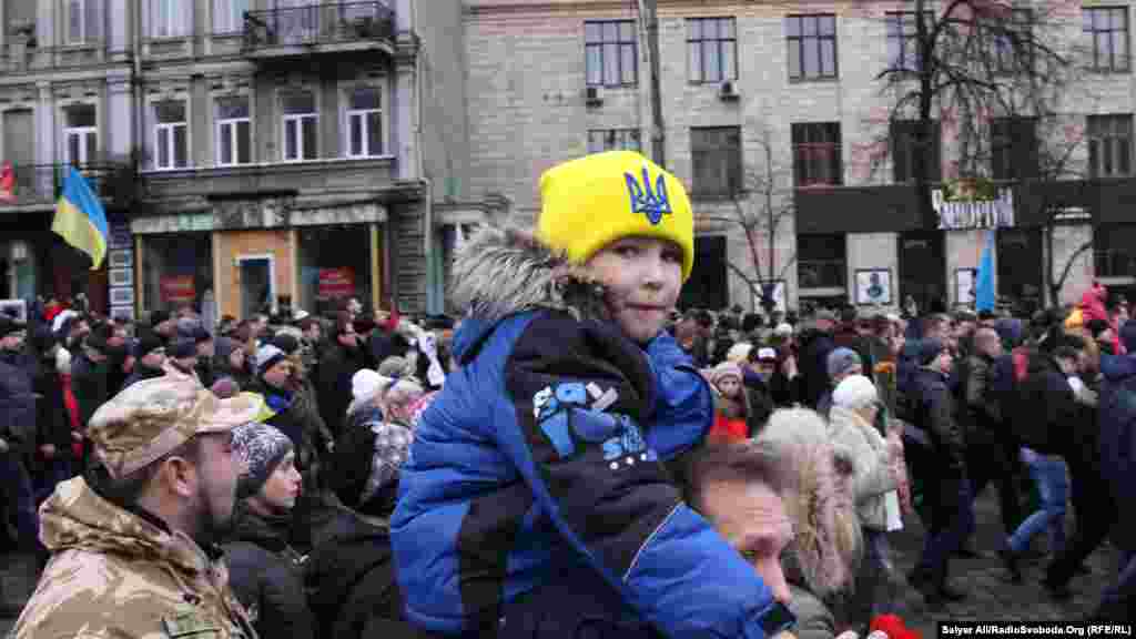 "Марш достоинства" шествует по центральным улицам Киева. Цвета украинского флага даже в одежде