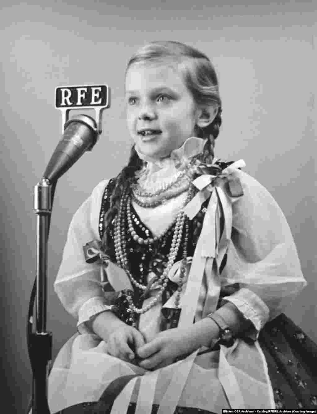 პოლონელი გოგონა იწერს მიმართვას თანამემამულეებისადმი, რომლებიც კომუნისტურ პოლონეთში ცხოვრობენ. ახალი ამბების გაშუქების გარდა, RFE და RL მაყურებელს ართობდნენ უახლესი მუსიკალური და კულტურული პროგრამებით სამიზნე აუდიტორიის ენებზე.