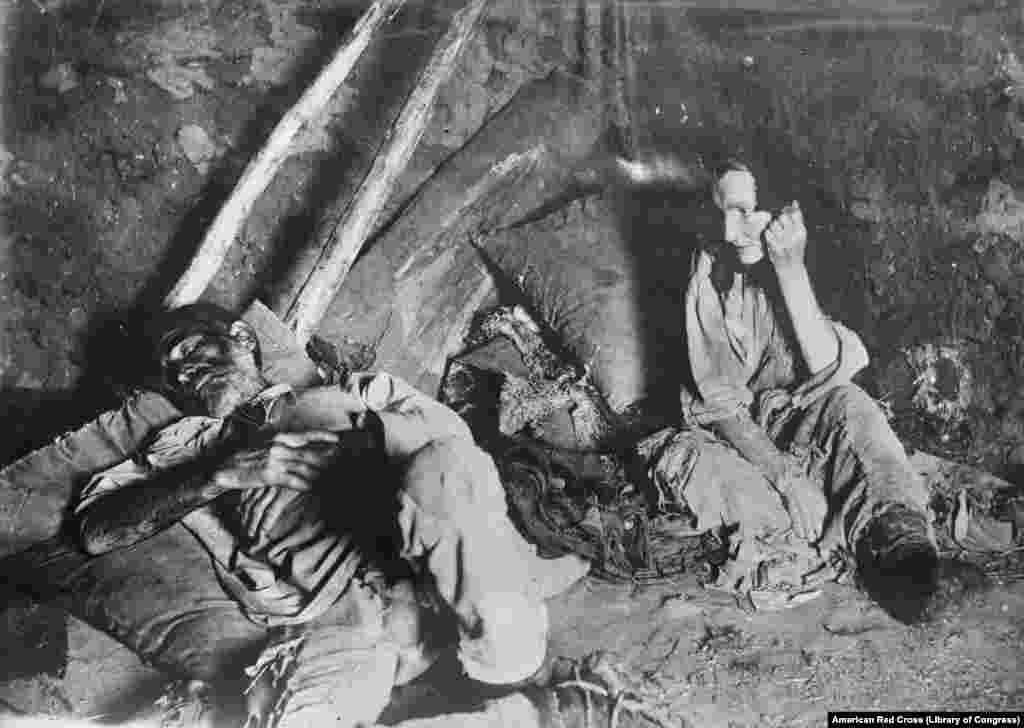 სამარის რაიონი 1921 წელს: ქალი უსუსური შესცქერის მომაკვდავ ქმარს. ეს და სხვა შთამბეჭდავი სურათები „ამერიკული წითელი ჯვრის“ ფოტოგრაფებმა გადაიღეს რუსეთში, როცა იქ ერთი საუკუნის წინ სამოქალაქო ომი და შიმშილობა მძვინვარებდა. 