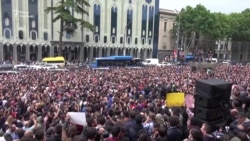 В Грузії затримання в нічних клубах переросли у акції протесту – відео В Грузії затримання в нічних клубах переросли у акції протесту – відео